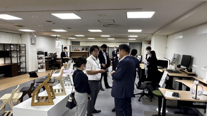 ④商談会の様子、若林社長も説明に立つ
